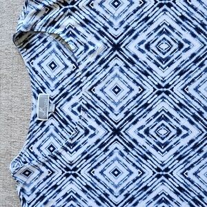 JM COLLECTION WOMAN size 3X . Beautiful abstract blue & white blouse